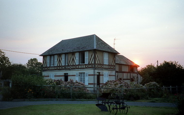 Carpentier Danielle Saint Eugne 14340 Formentin.
Ein Fachwerkhaus mit damals wunderschner Herberge
Une maison  colombages avec,  l'poque, une magnifique auberge
A Timber-framed housewith a beautiful hostel at the time